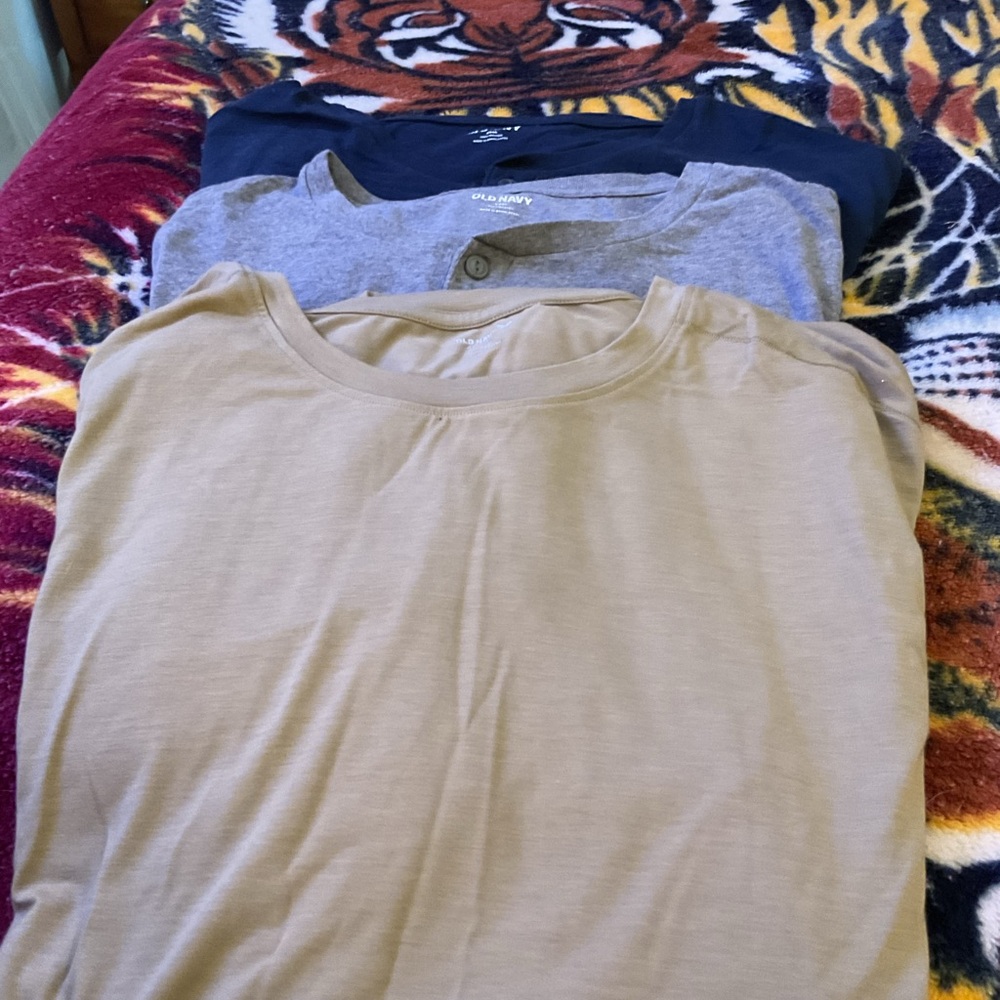 Old Navy Men’s long sleeve tee shirt
